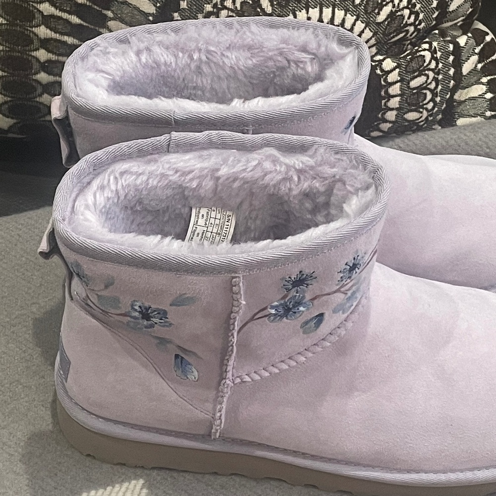 UGG Womens Mini Il Ankle Boot, Size 10 USA light Purple